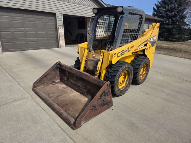 Image of Gehl 4240 equipment image 1