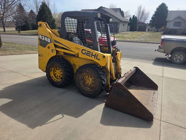 Image of Gehl 4240 equipment image 4