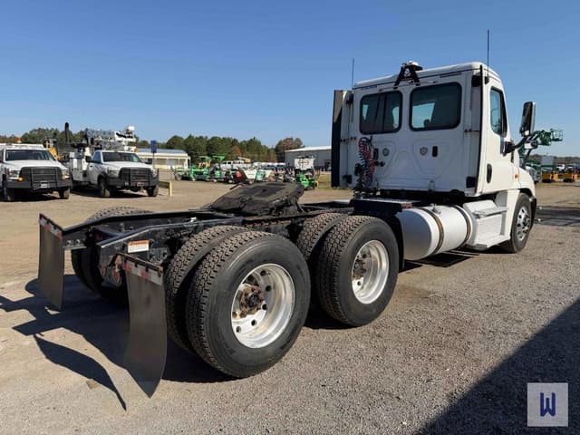Image of Freightliner Cascadia 125 equipment image 4