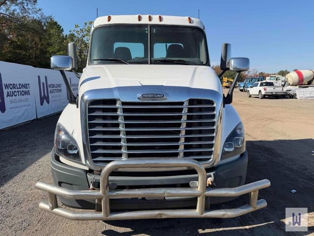 Image of Freightliner Cascadia 125 equipment image 2