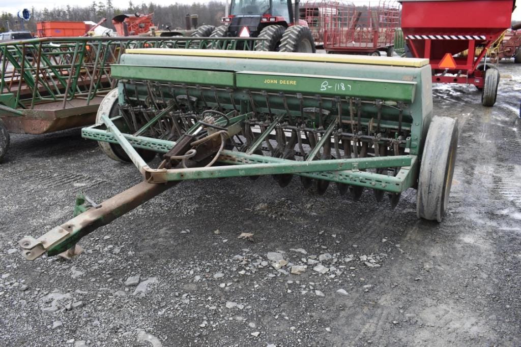 John Deere 8250 Equipment Image0