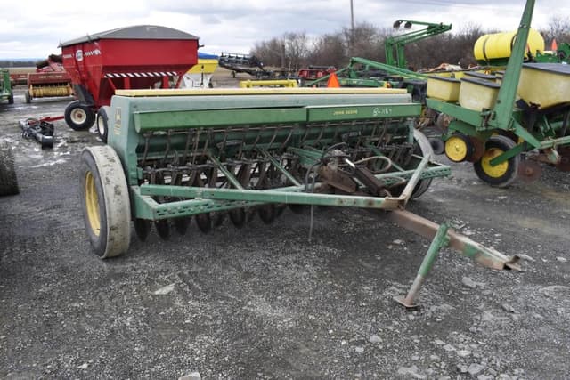 Image of John Deere 8250 equipment image 1