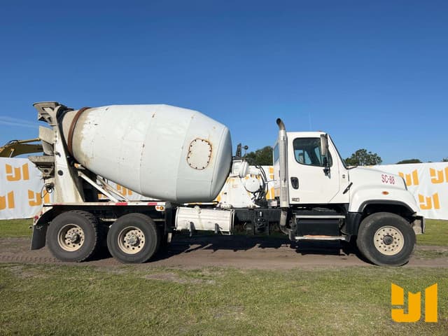 Image of Freightliner 114SD equipment image 3