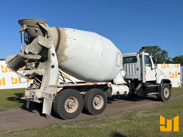 Image of Freightliner 114SD equipment image 4