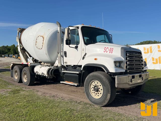 Image of Freightliner 114SD equipment image 2