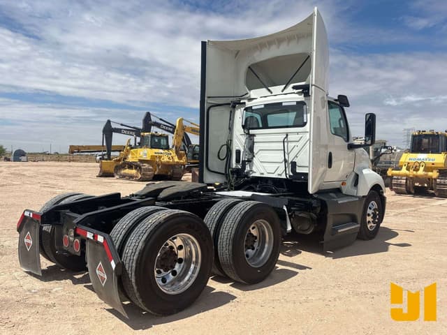 Image of International LT625 equipment image 4