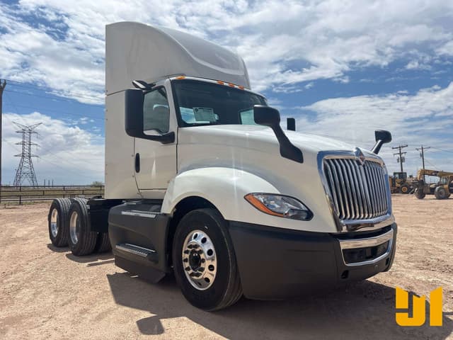 Image of International LT625 equipment image 2