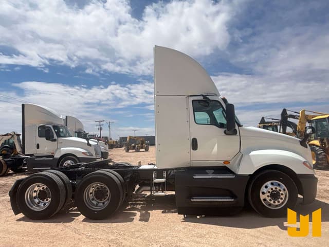 Image of International LT625 equipment image 3