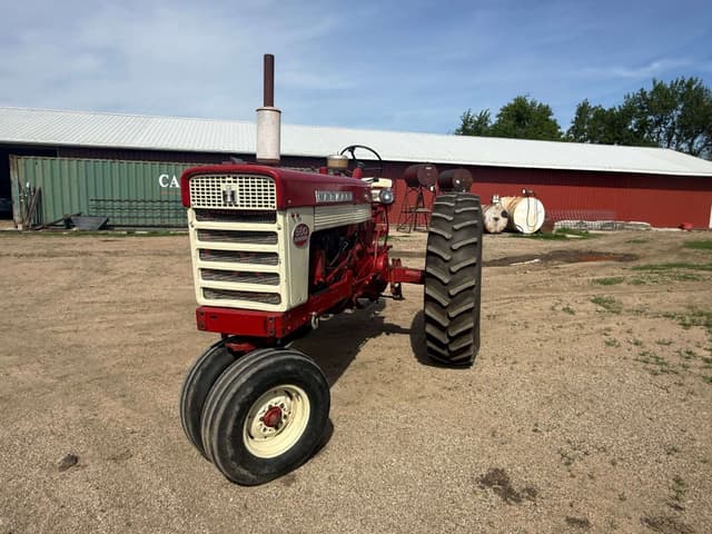 Image of Farmall 560 equipment image 2