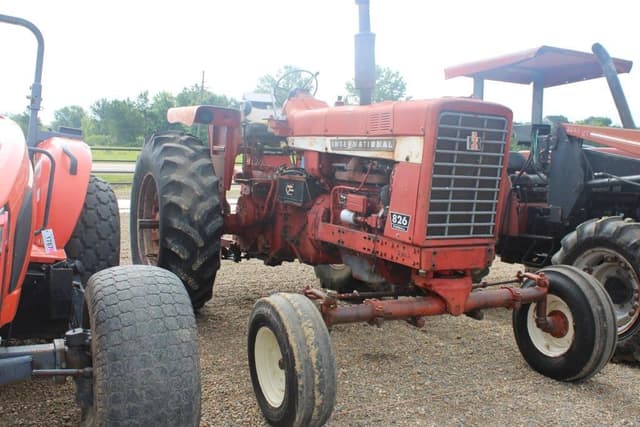 Image of International Harvester 826 equipment image 3