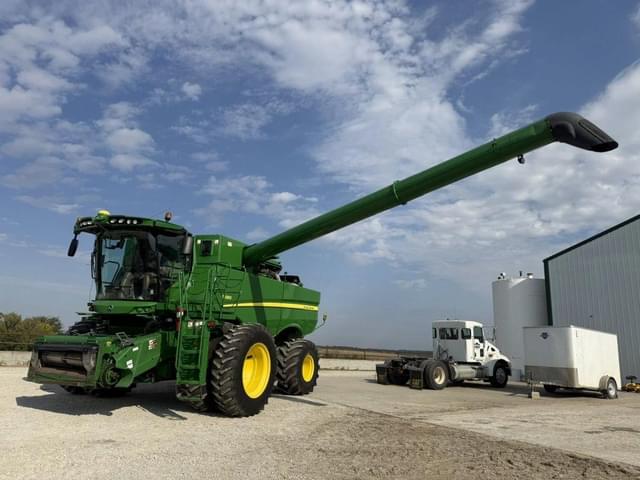 Image of John Deere S680 equipment image 1