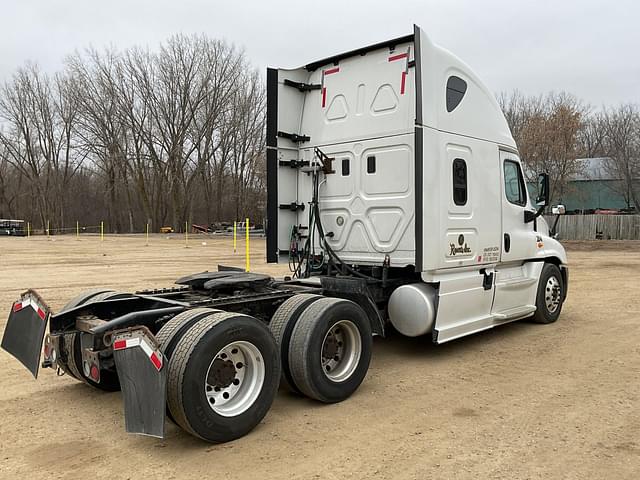 Image of Freightliner Cascadia equipment image 4