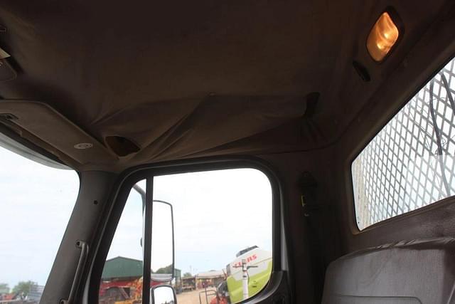 Image of Freightliner Business Class M2 equipment image 4