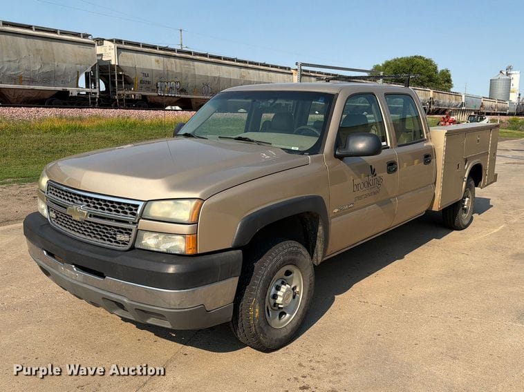 2005 Chevrolet 2500HD Equipment Image0