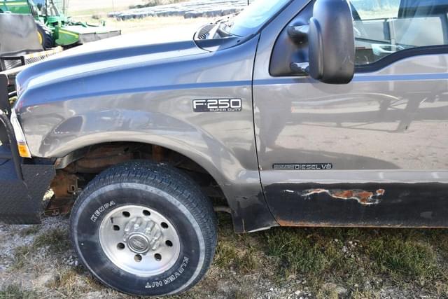 Image of Ford F-250 equipment image 2