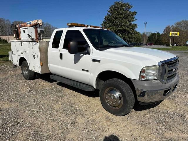 Image of Ford F-350 equipment image 2