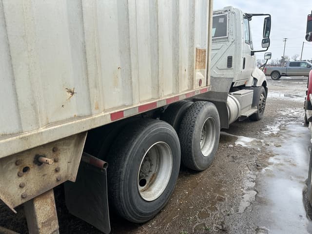 Image of International LF687 equipment image 2