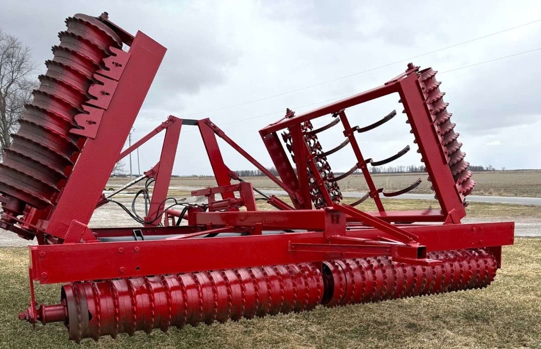 Image of International Harvester 315 Image 1