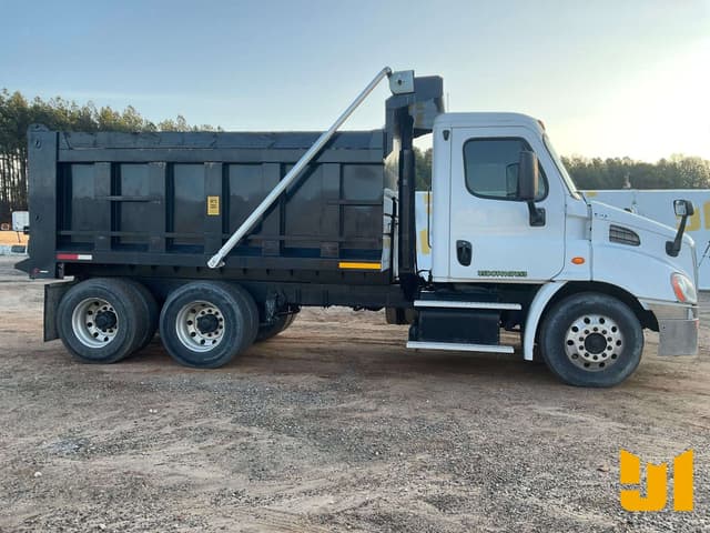 Image of Freightliner Cascadia equipment image 3