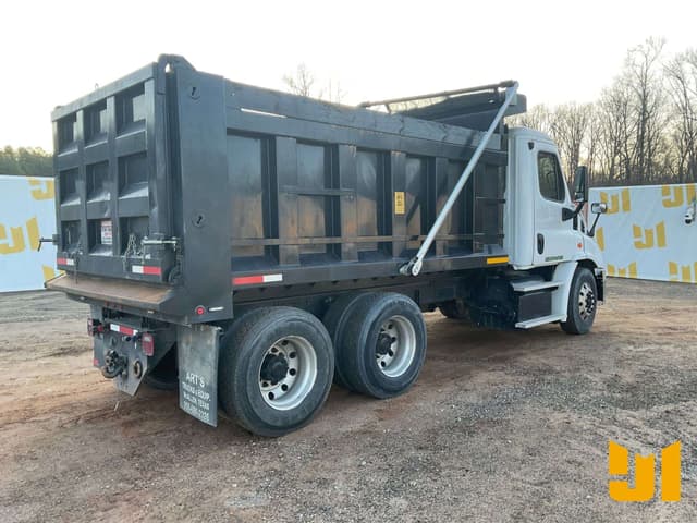Image of Freightliner Cascadia equipment image 4