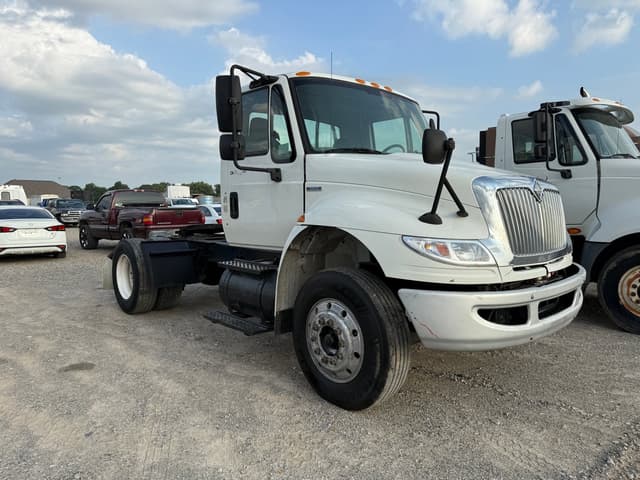 Image of International 4400 equipment image 2