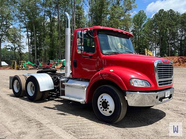 Image of Freightliner M2 112 equipment image 2