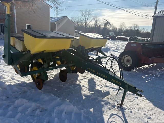 Image of John Deere 7000 equipment image 1