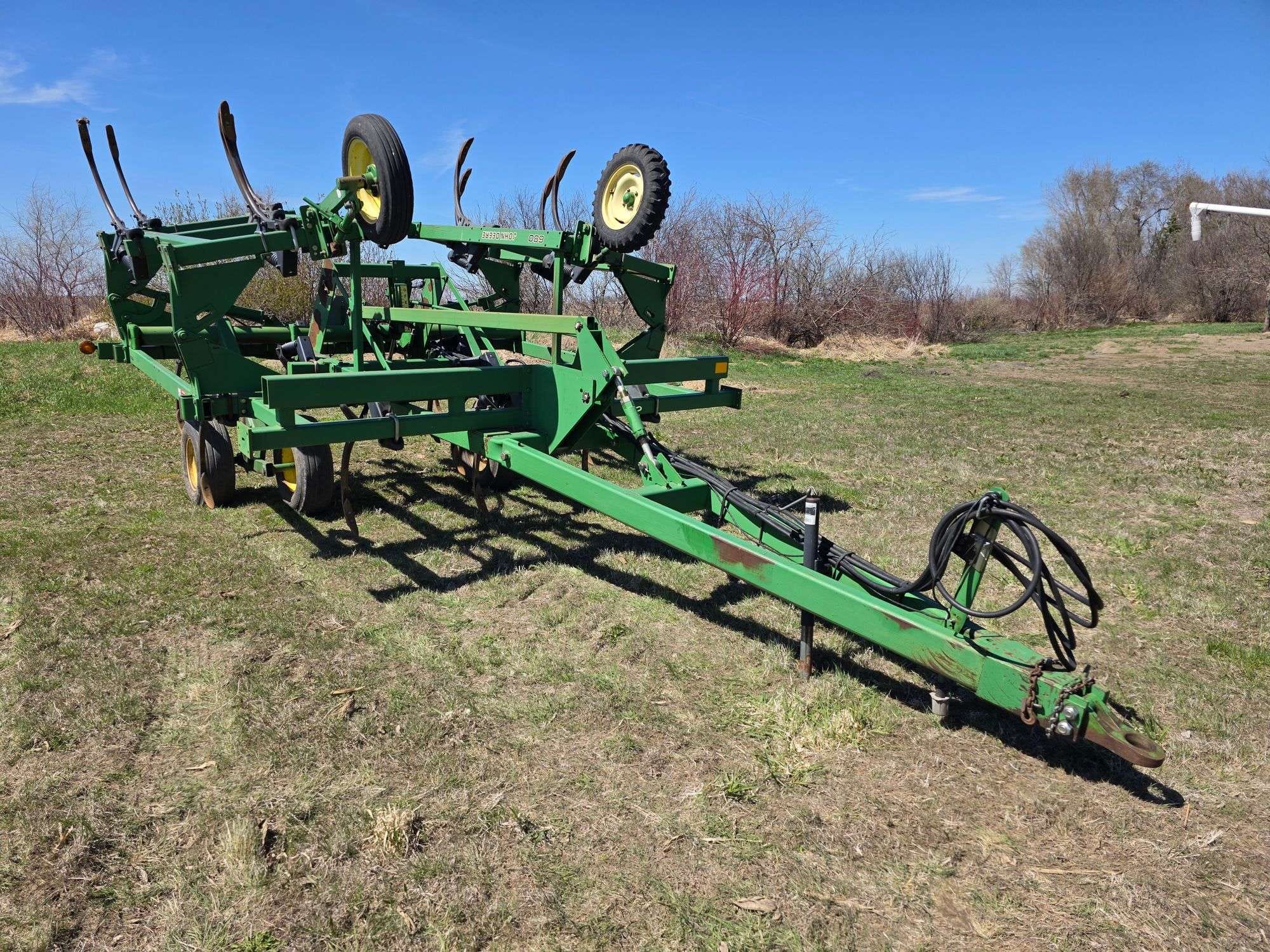 John Deere 680 Equipment Image0