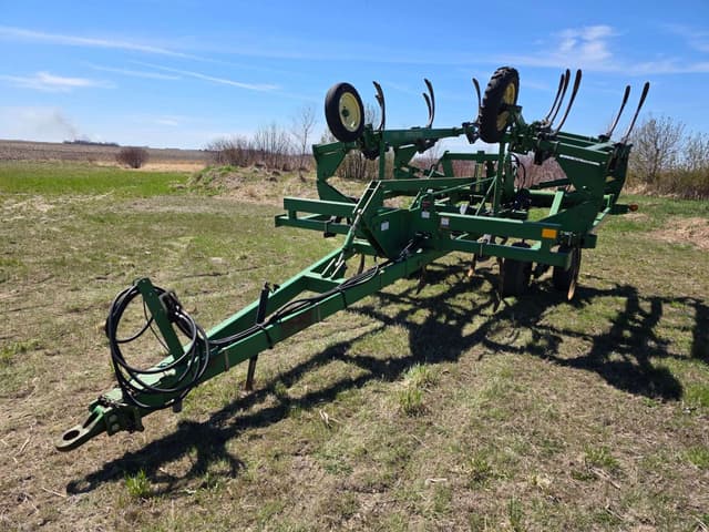 Image of John Deere 680 equipment image 2