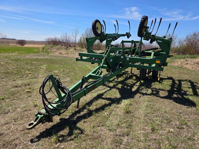 Image of John Deere 680 equipment image 1