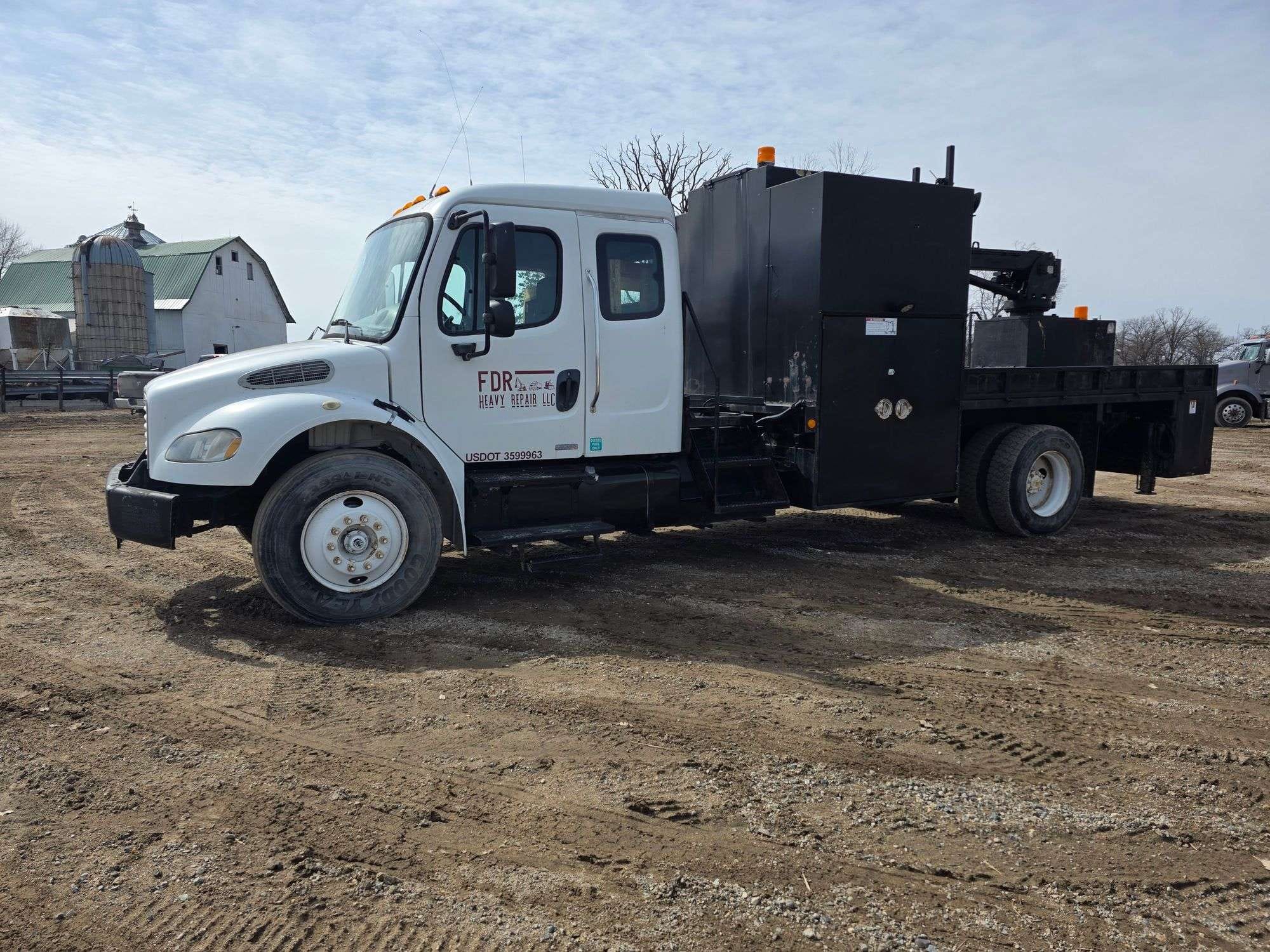 2004 Freightliner M2 Equipment Image0