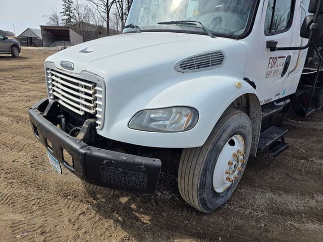Image of Freightliner M2 equipment image 3