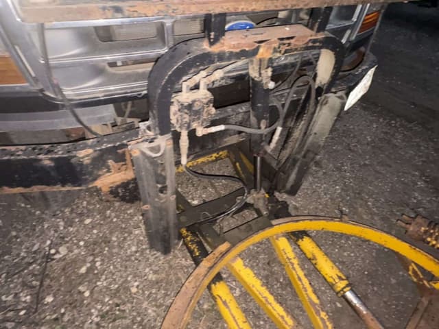 Image of Ford F-350 equipment image 3