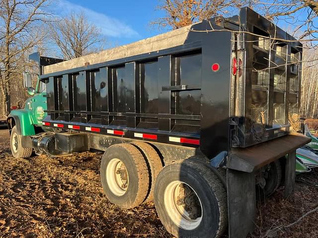 Image of Ford 8000 equipment image 2