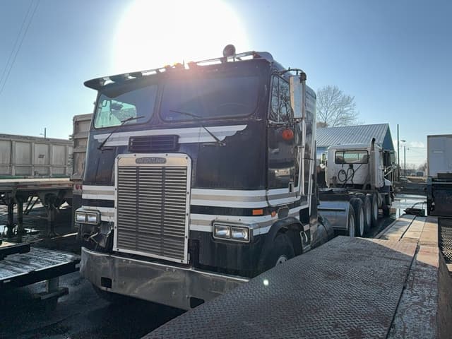 Image of Freightliner COE equipment image 3