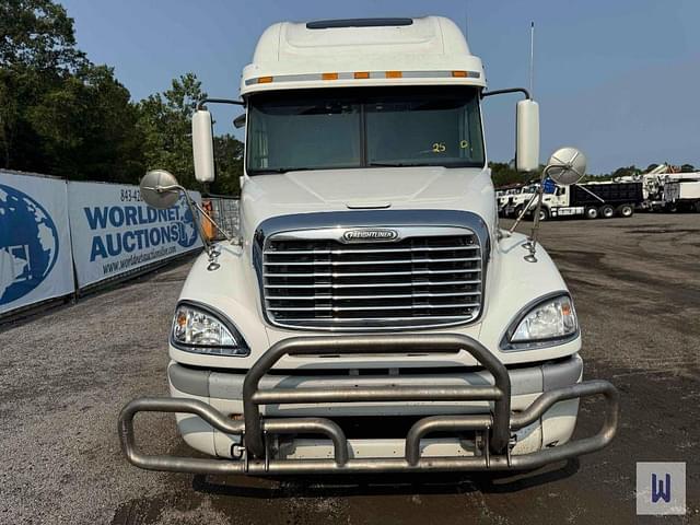 Image of Freightliner Columbia 120 equipment image 2