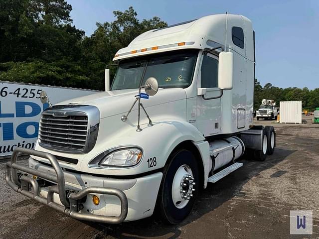 Image of Freightliner Columbia 120 equipment image 1