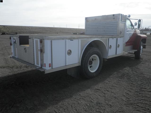 Image of Ford F-700 equipment image 4