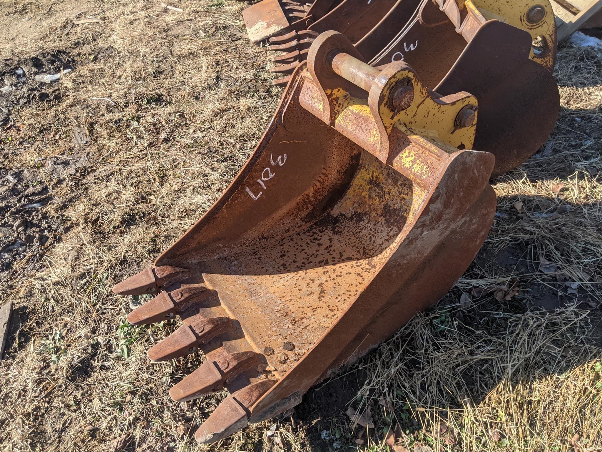 Undetermined Bucket Equipment Image0