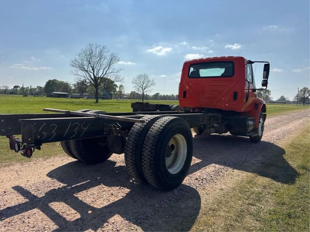 Image of International DuraStar 4400 equipment image 4