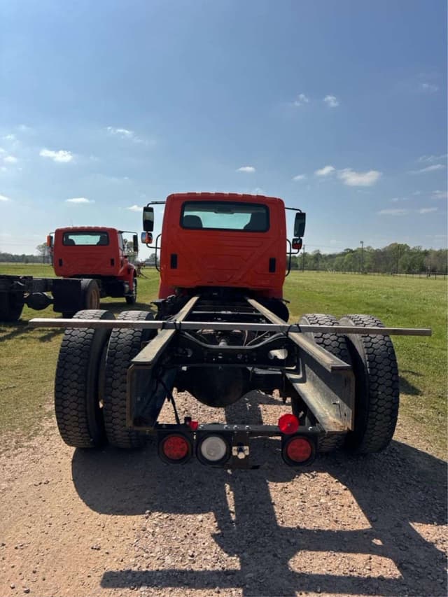 Image of International DuraStar 4400 equipment image 3