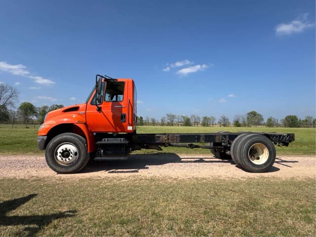 Image of International DuraStar 4400 equipment image 1