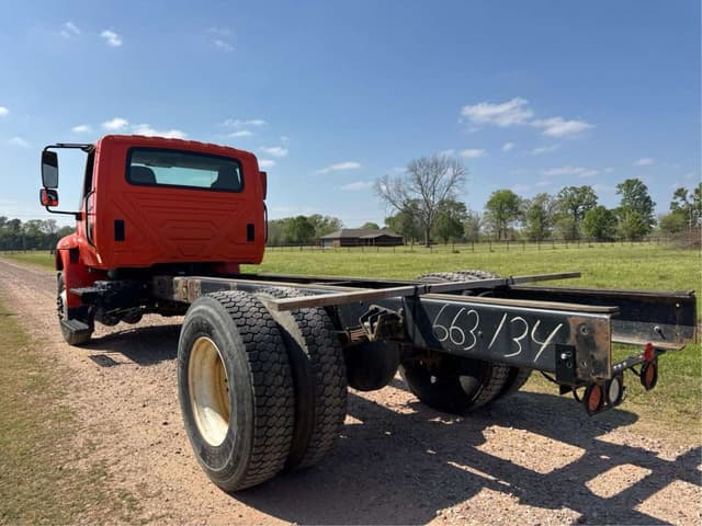 Image of International DuraStar 4400 equipment image 2