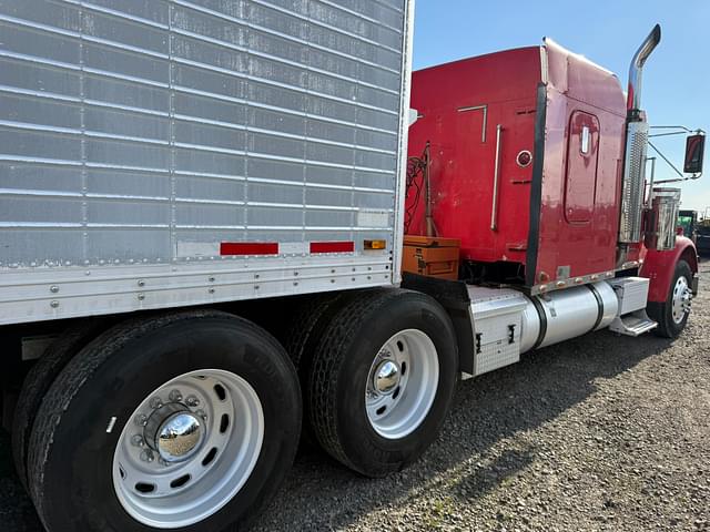 Image of Freightliner Classic equipment image 2