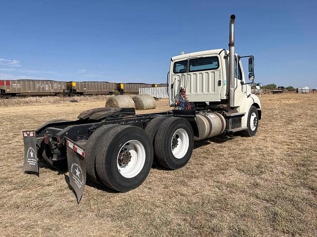 Image of Freightliner M2 112 equipment image 1