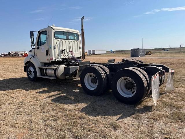 Image of Freightliner M2 112 equipment image 3