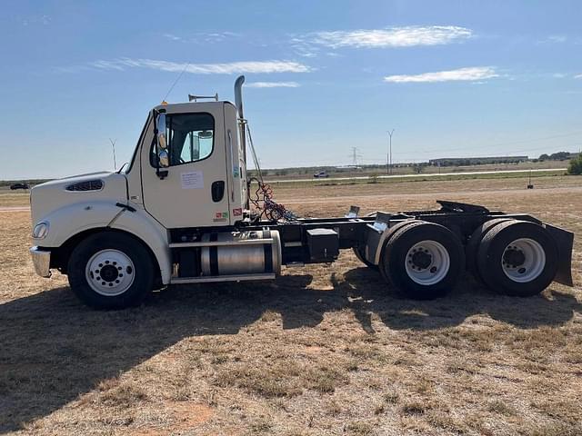 Image of Freightliner M2 112 equipment image 4