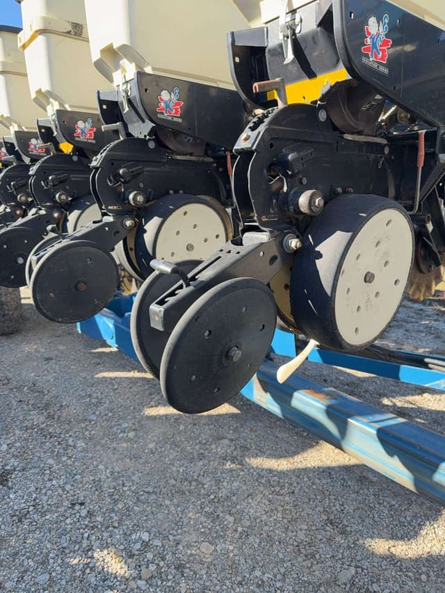 Image of Kinze 3650 equipment image 4