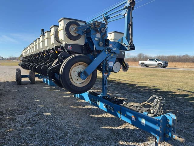 Image of Kinze 3650 equipment image 3