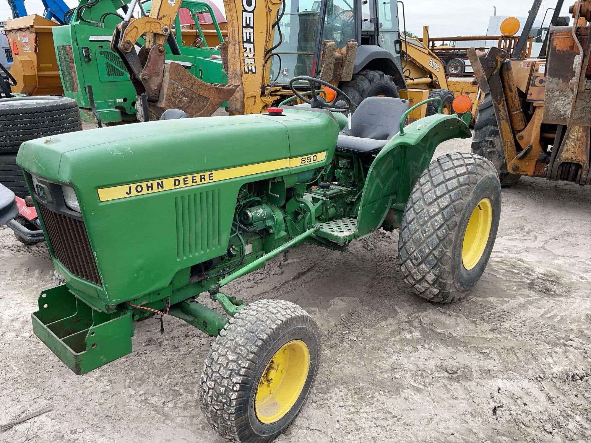 1985 John Deere 850 Equipment Image0